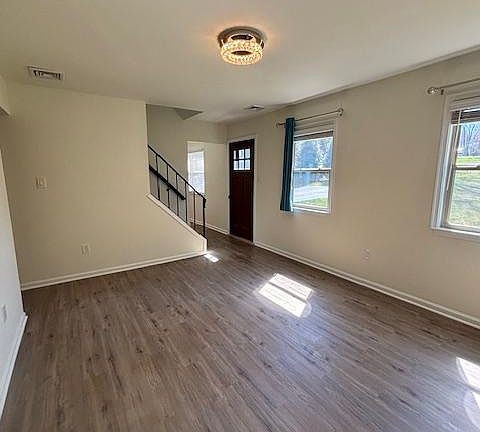 5th image of 912 Greenwood Cir
