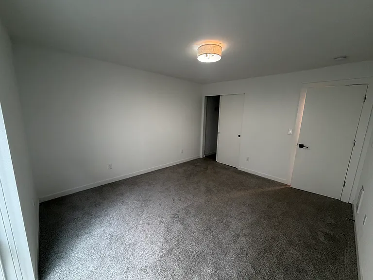 907 Hiawatha Pl S #E — Photo 11