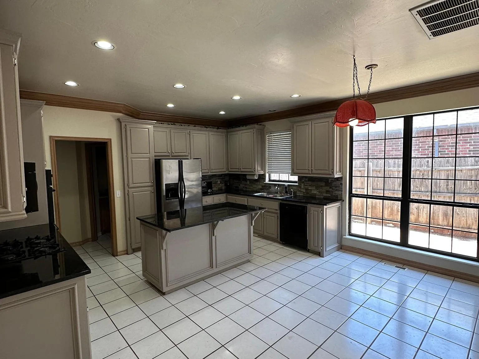 4 bed, 2.5 bath, 2250 sqft, $2,095 — Photo 4