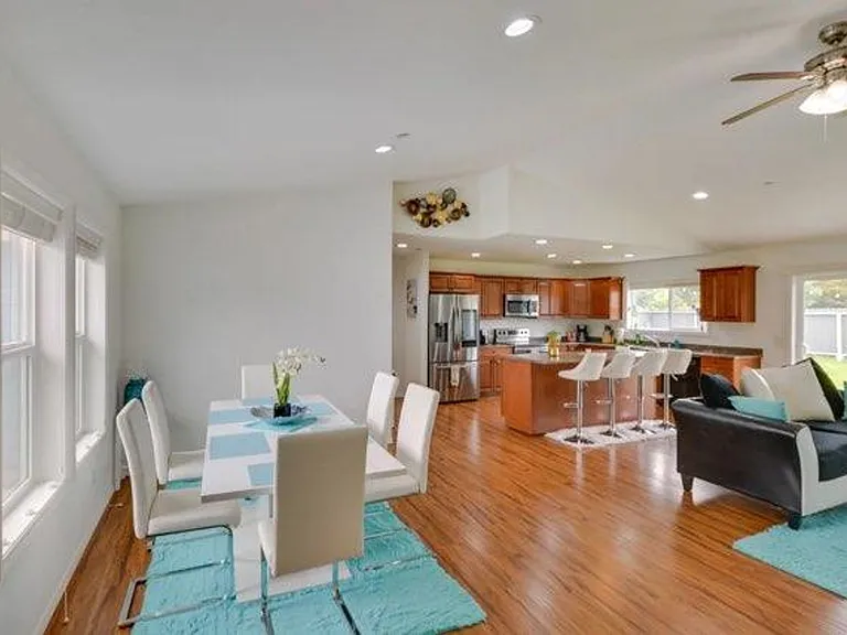 1680 Arlington Dr — Photo 3