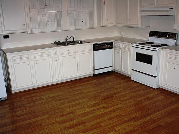 5th image of 102 E Pine St