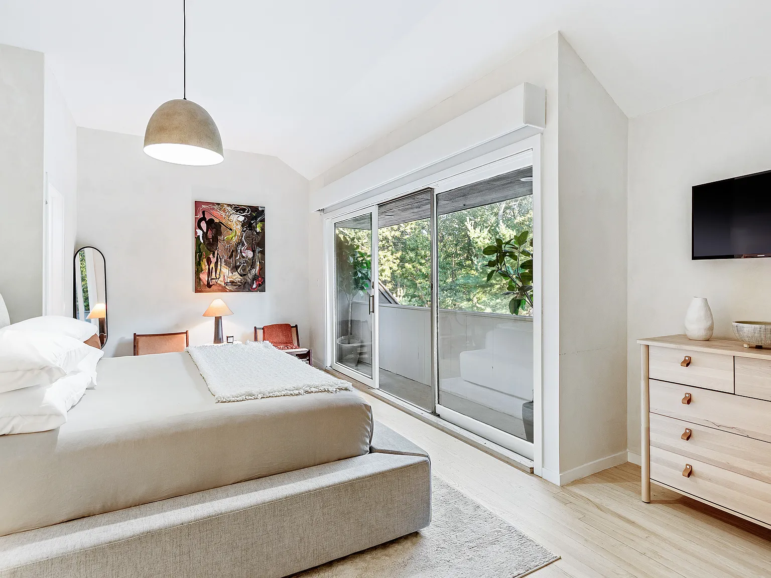 Sleek rental with privacy — Photo 3