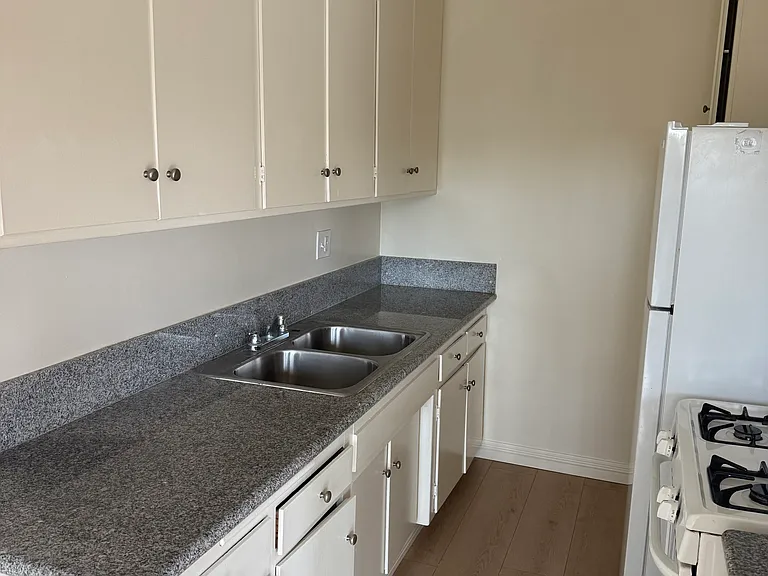 528 E Verdugo Ave #B — Photo 4