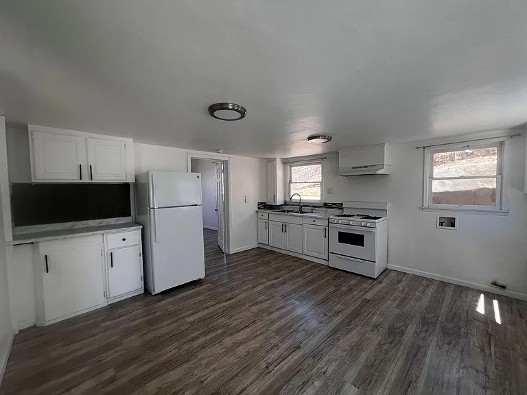 319 E St — Photo 9