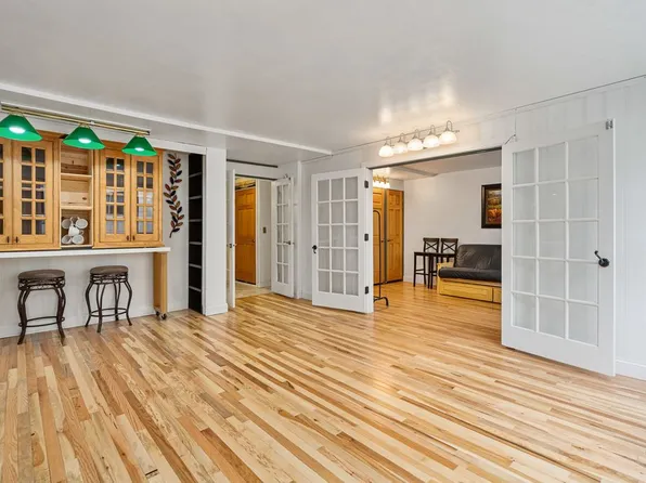 233 E Erie St APT 1602, Chicago, IL 60611