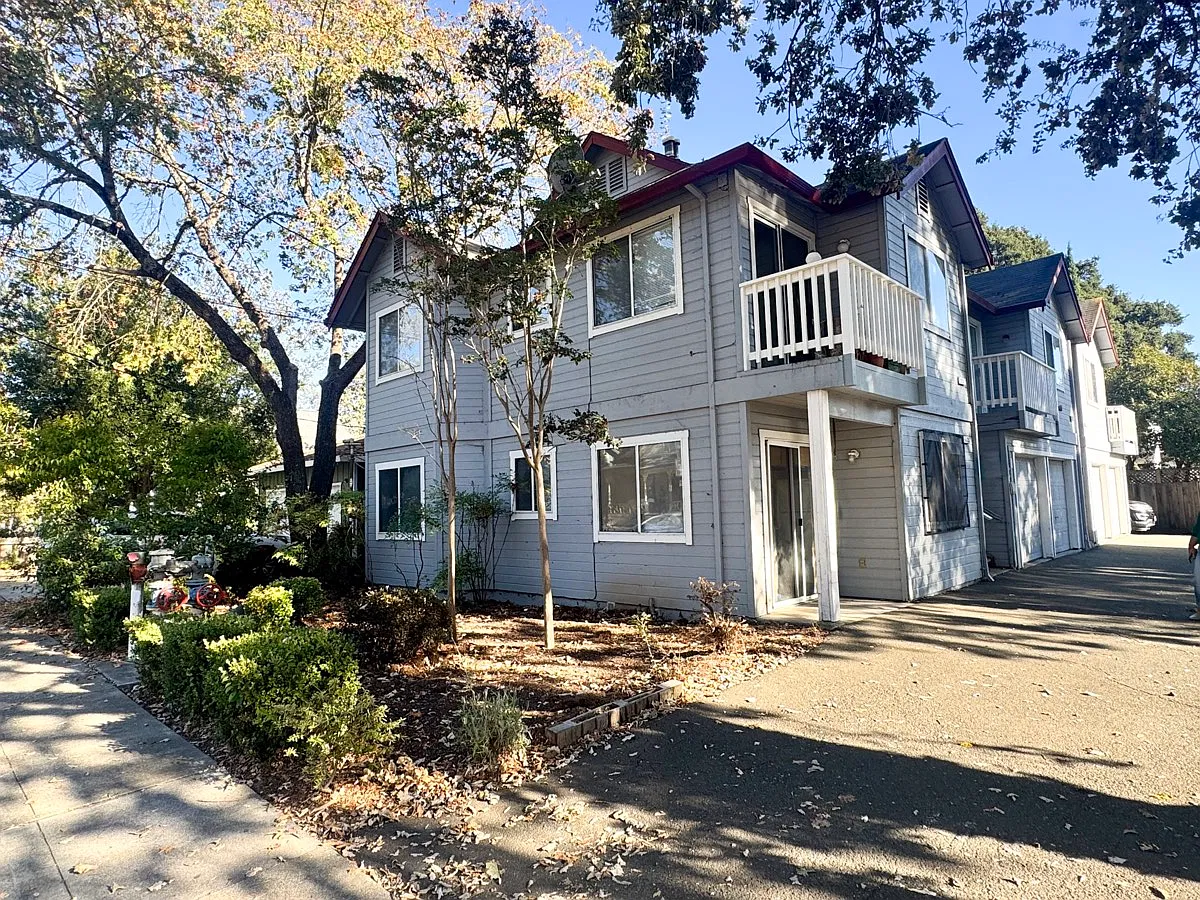 912 Clark St — Photo 2