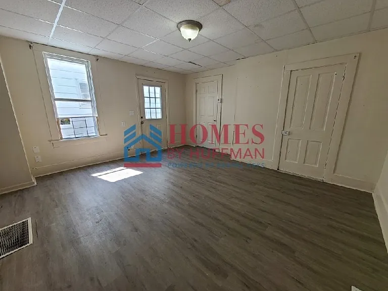 1319 Oakley St — Photo 9