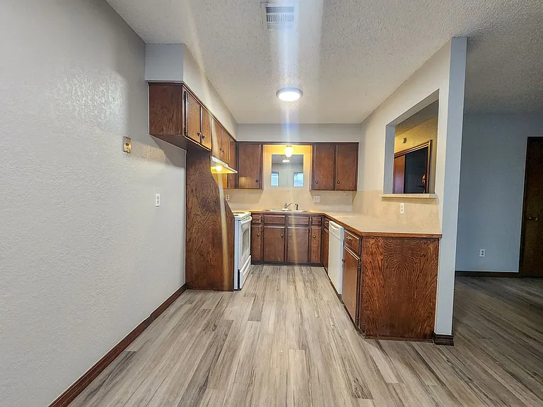 4104 N Market Ave — Photo 6