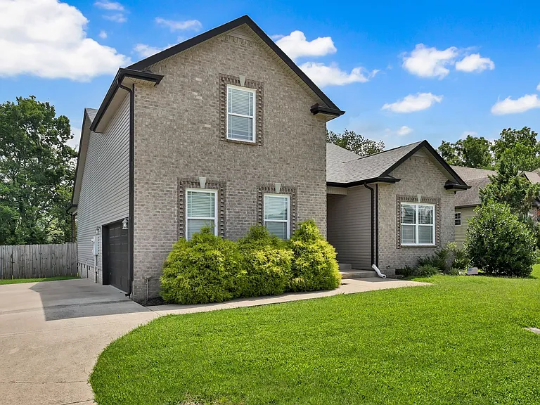 987 Promenade Dr — Photo 2