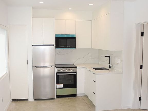 2nd image of 2041 Cloverfield Blvd #8