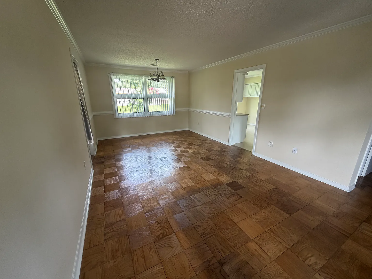 3 bed, 1.5 bath, 1220 sqft, $1,500 — Photo 2
