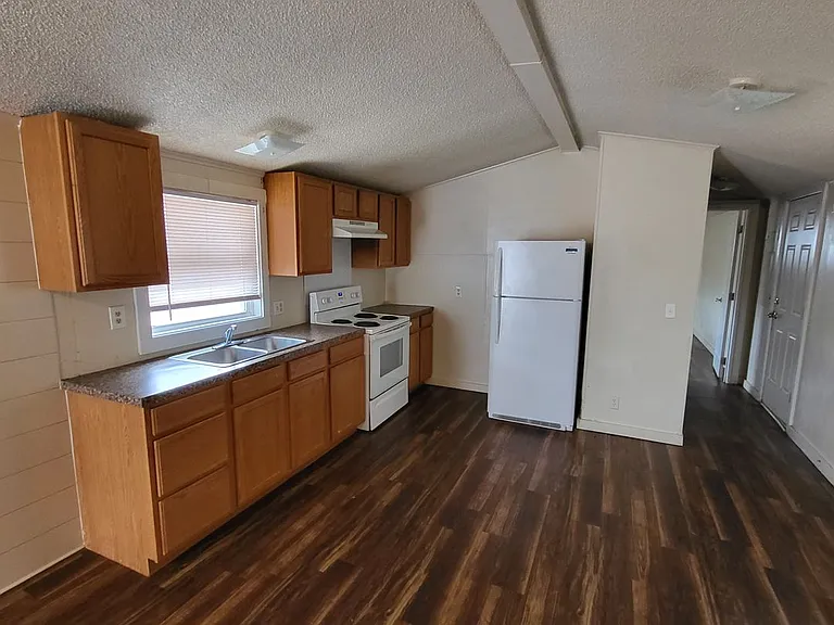 636 S RR Q #1/2 — Photo 5