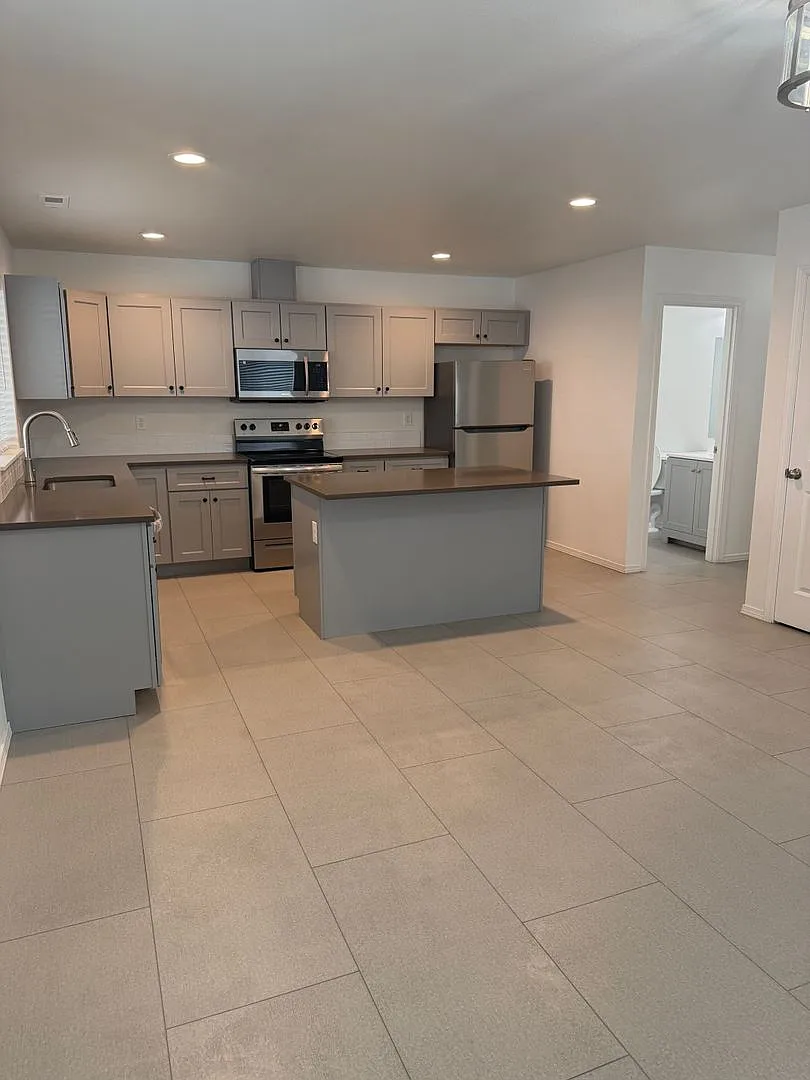 1805 W Marina Dr — Photo 3