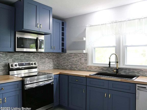 5th image of 110 Roberts St