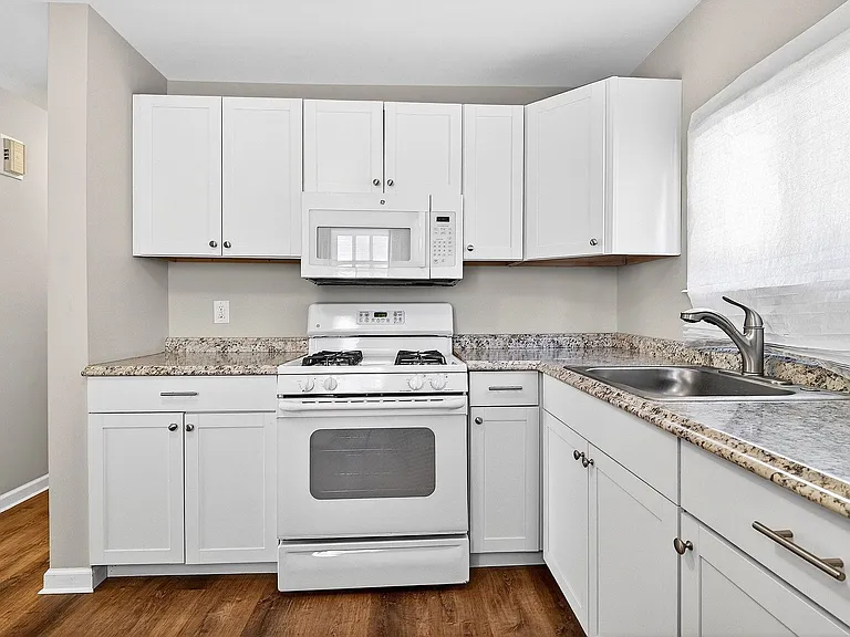 24 Steinhardt Ave — Photo 12