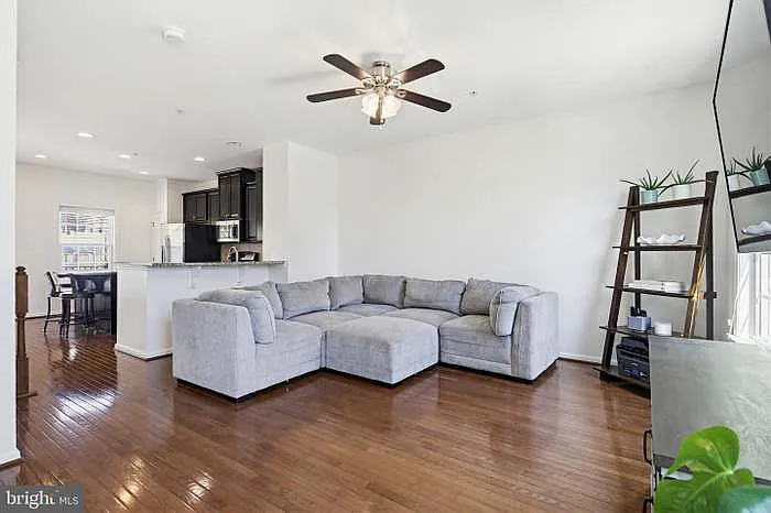 4 bed, 1900 sqft, $3,650 — Photo 2
