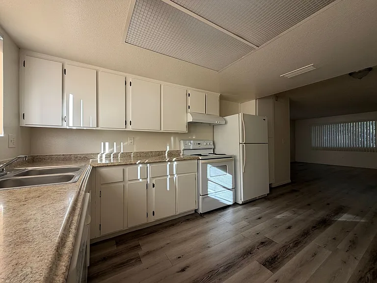 3351 W Harmont Dr — Photo 4
