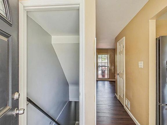 4th image of 908 E Meadows Ct