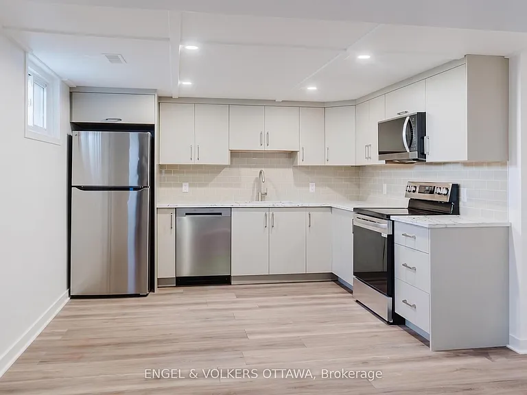 896 Pinewood Cres #3 — Photo 17