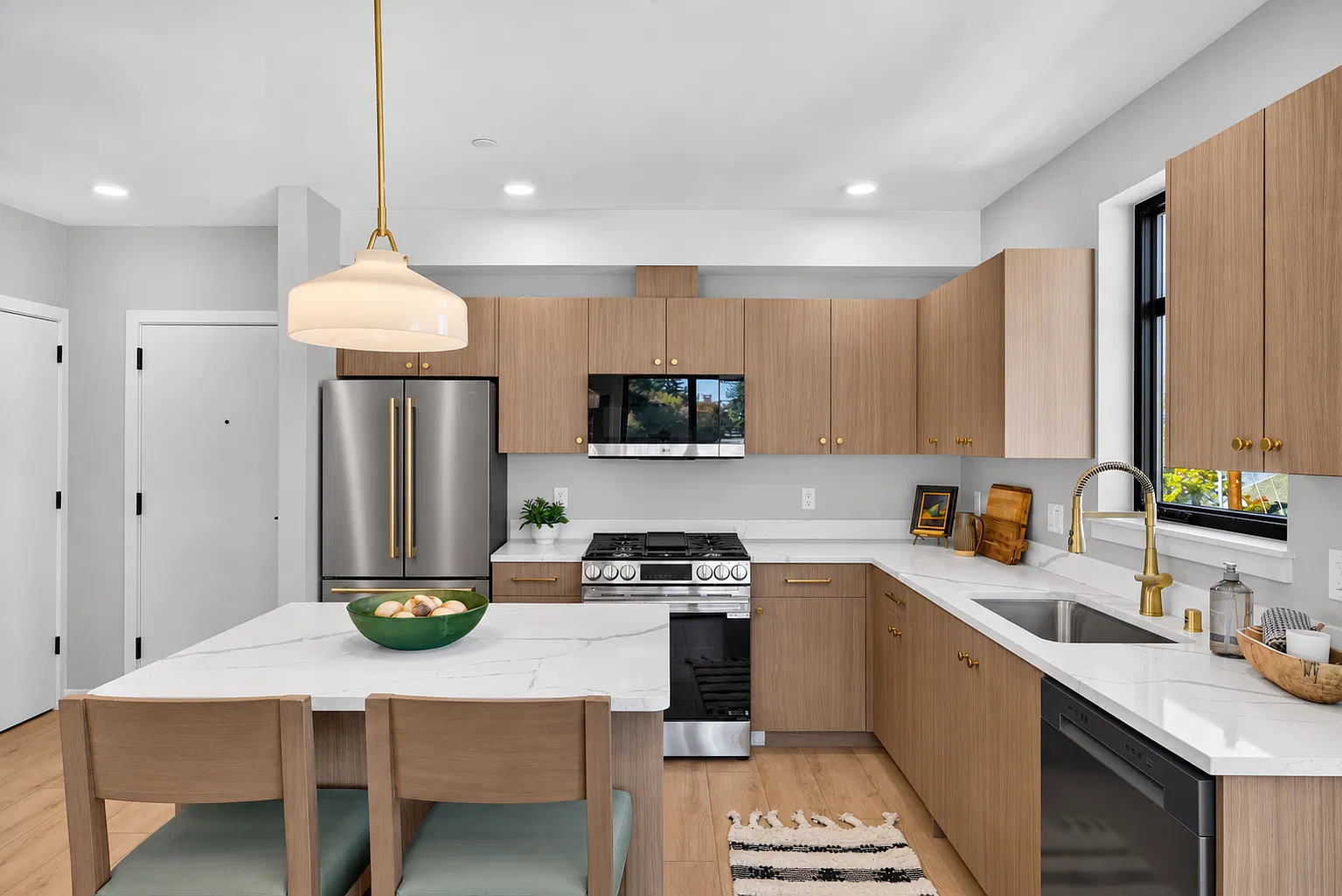 1 bed, 842 sqft, $2,300 — Photo 4
