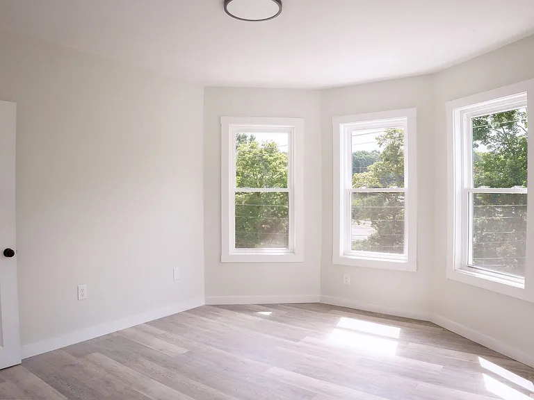 Fully Renovated Apartment Building Modern Upgrades Throughout — Photo 15