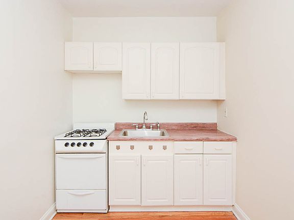 2nd image of 540 W Wellington Ave #109