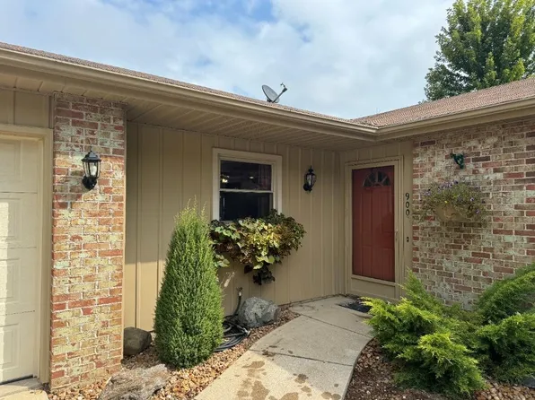 900 S Dewey St, Auburn, IN 46706