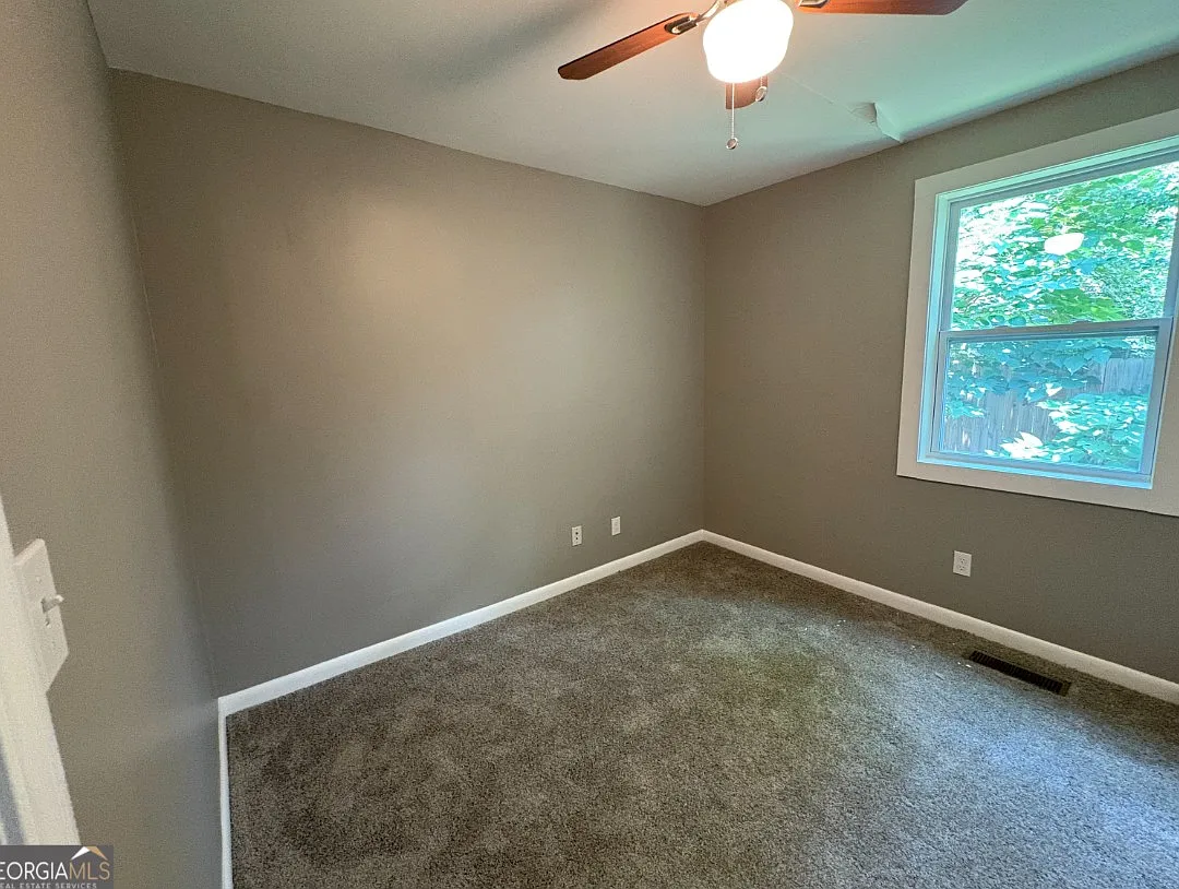 3 bed, 880 sqft, $1,400 — Photo 4
