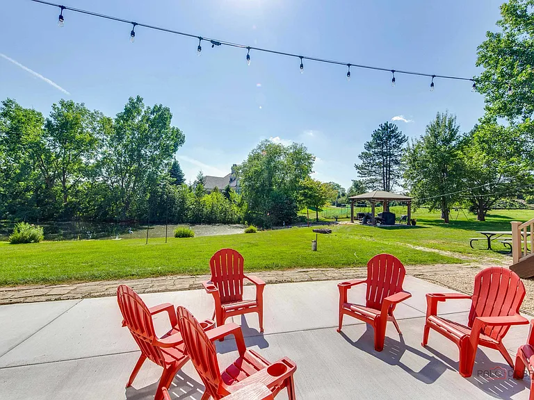 14 Pentwater Dr — Photo 41