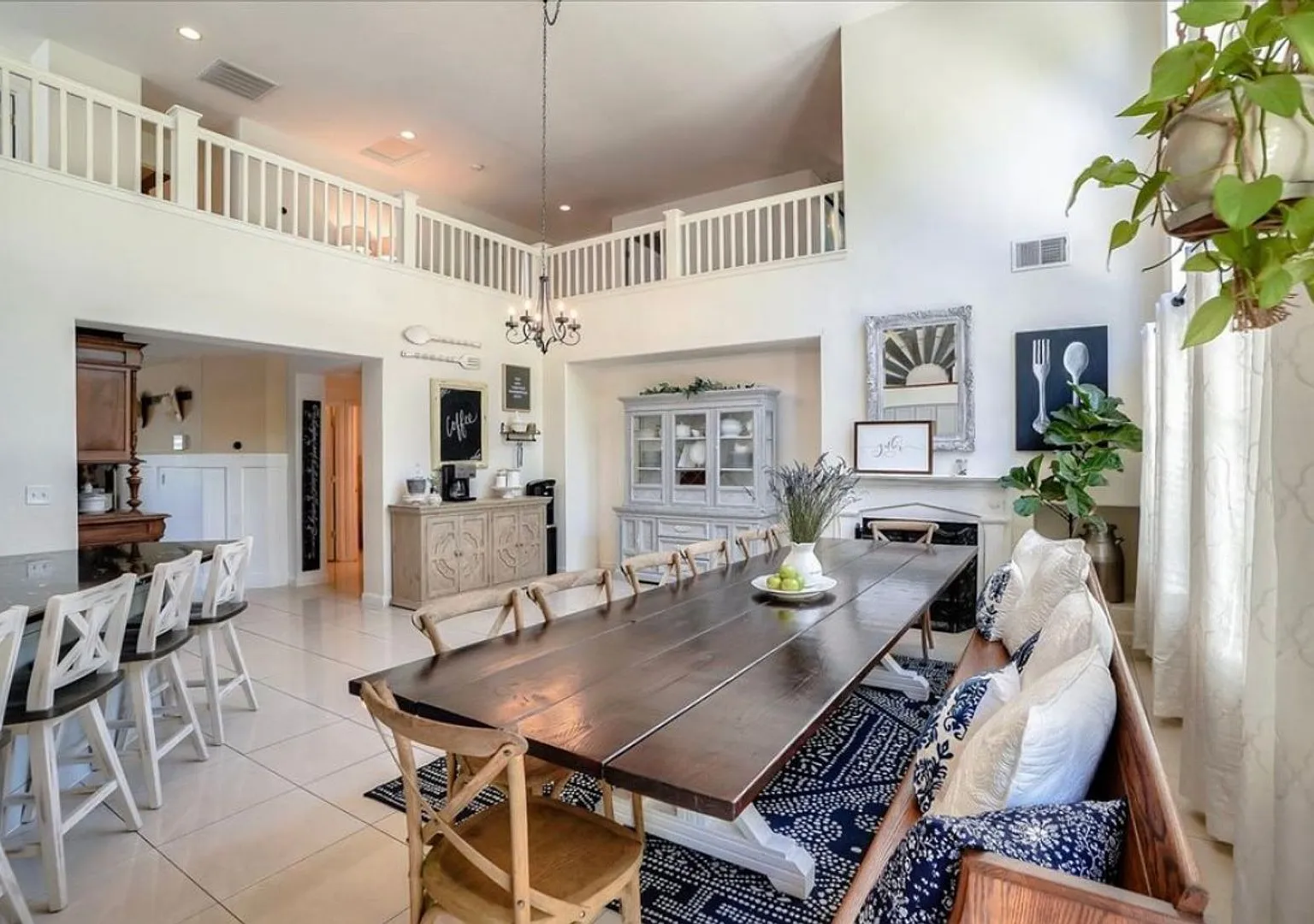 Stunning Hollister Home with Ground-Floor Primary Suite Near Whale Park — Photo 4