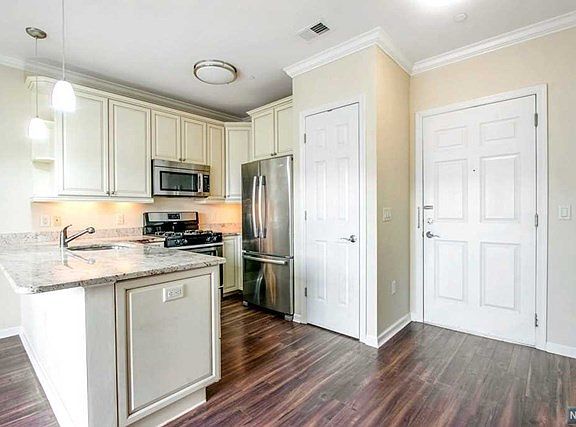 5th image of 55 Emerson Plz E APT 202