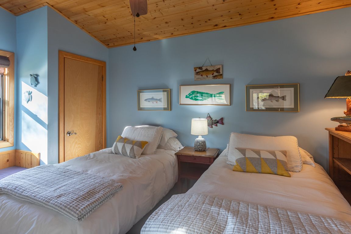 15 Guest Bedroom