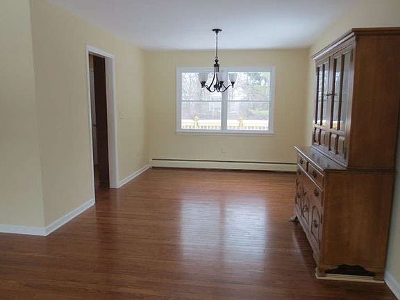 3rd image of 16 Hillcrest Dr