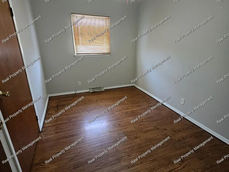 7716 Noble St — Photo 5