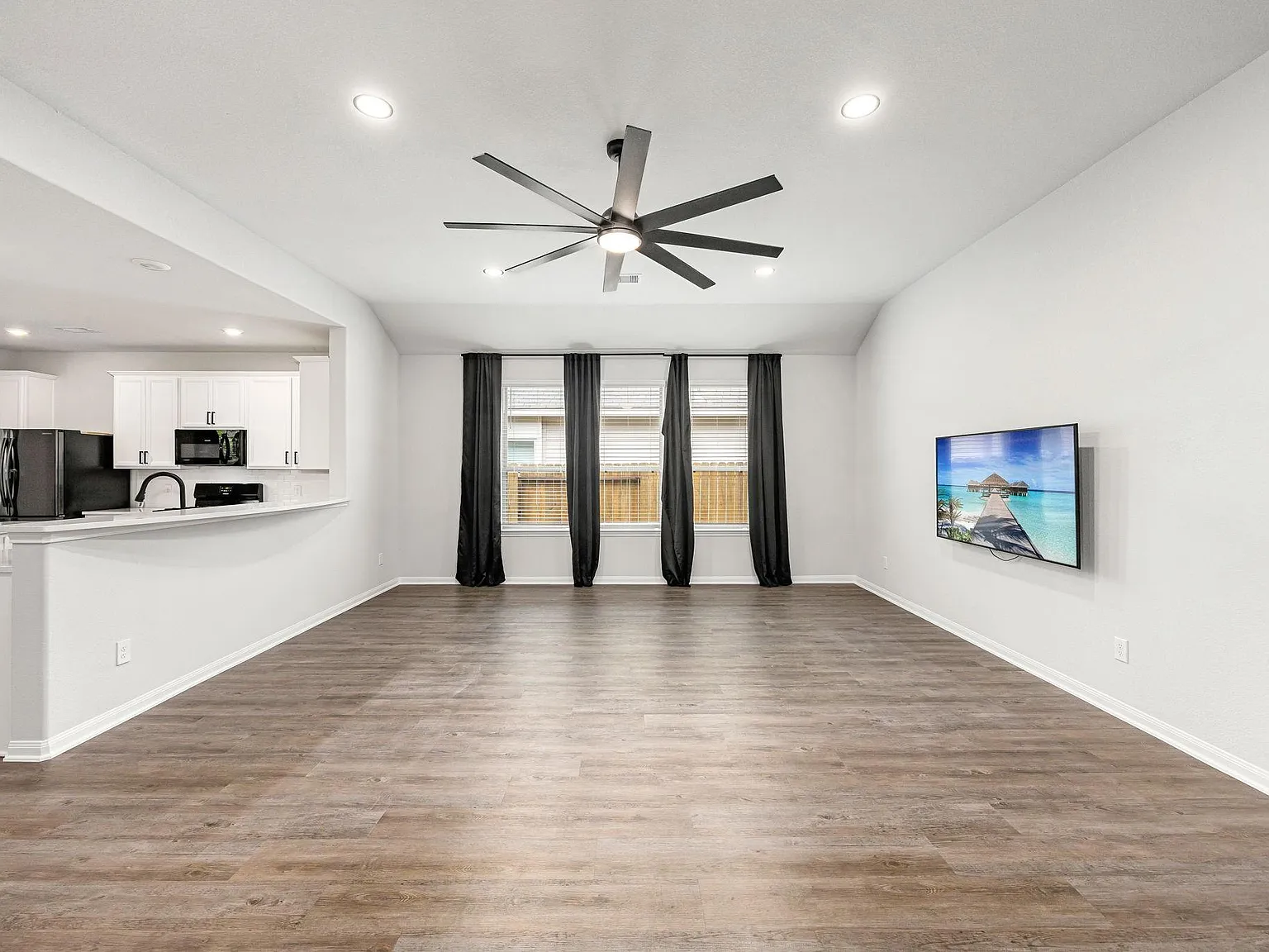 3 bed, 2.0 bath, 2022 sqft, $2,650 — Photo 2