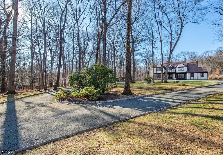 32 Schoolhouse Ln — Photo 1