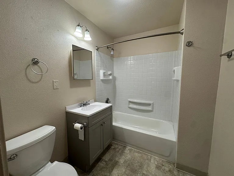 32 W 7th St — Photo 1