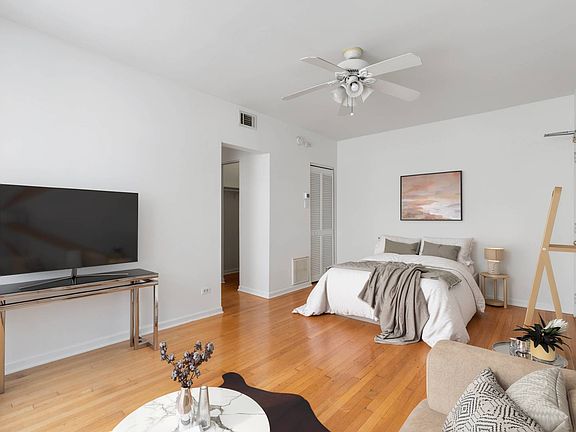 4th image of 4240 N Clarendon Ave APT 312S