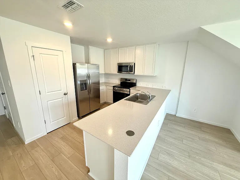 874 Lynx St — Photo 8
