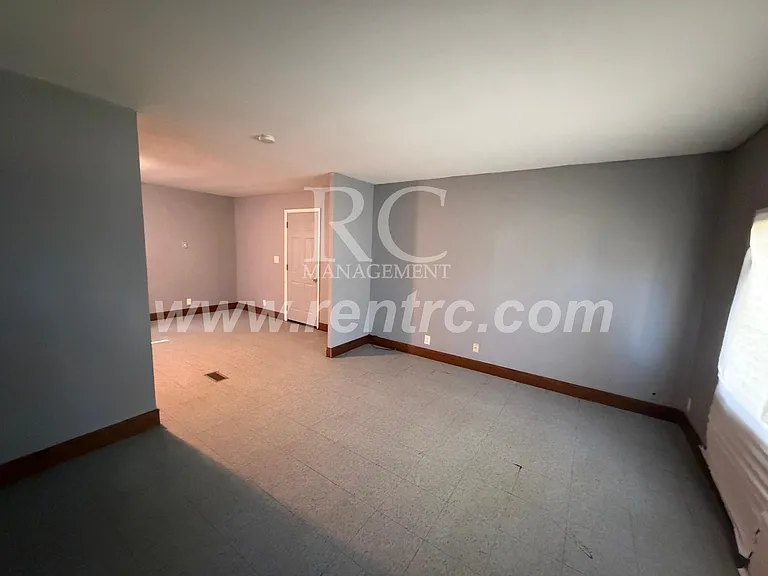 907 Moore St — Photo 6