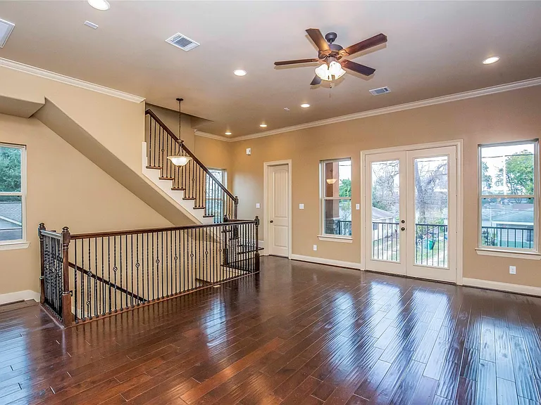 1516 Amundsen St — Photo 19