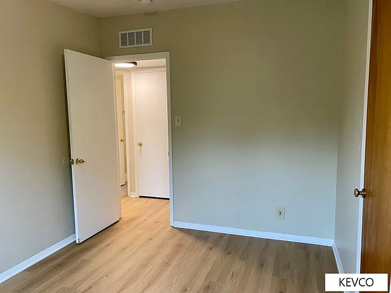711 W Prospect Rd — Photo 12