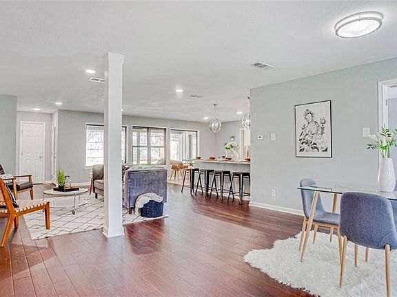 4th image of 305 Somerset Cir