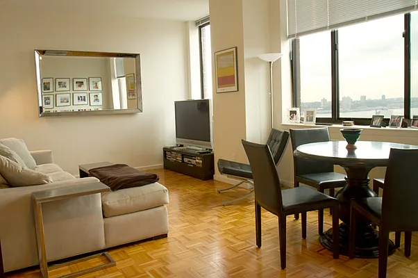 Rented by CORE | media 19