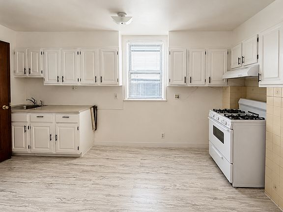 5th image of 166 Van Buren St