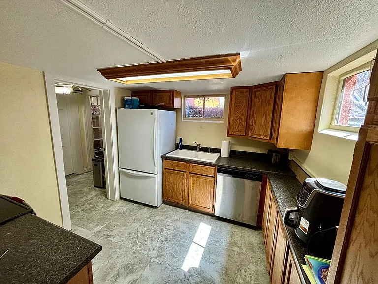 318 Scott Ave #B — Photo 6