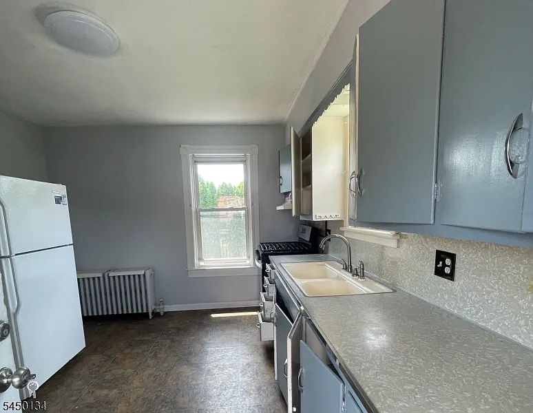 3 bed, 1.0 bath, $2,050 — Photo 3