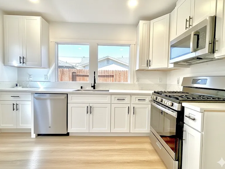 854 Orange Ave — Photo 2