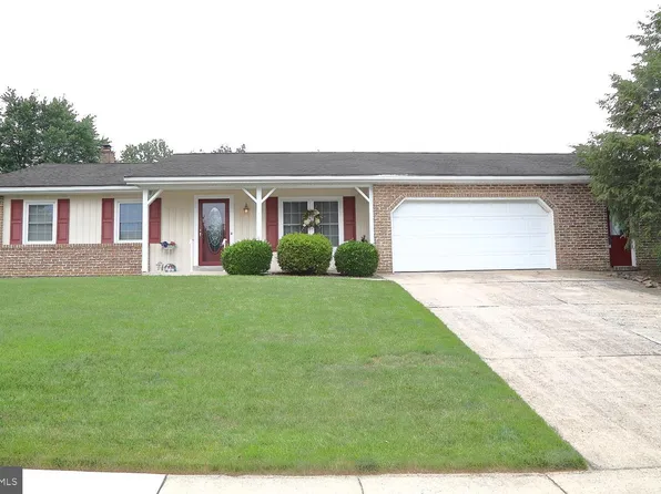 5 Knollwood Dr, Akron, PA 17501