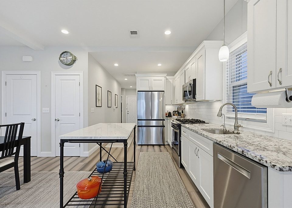 1st image of 56 Byron St #2